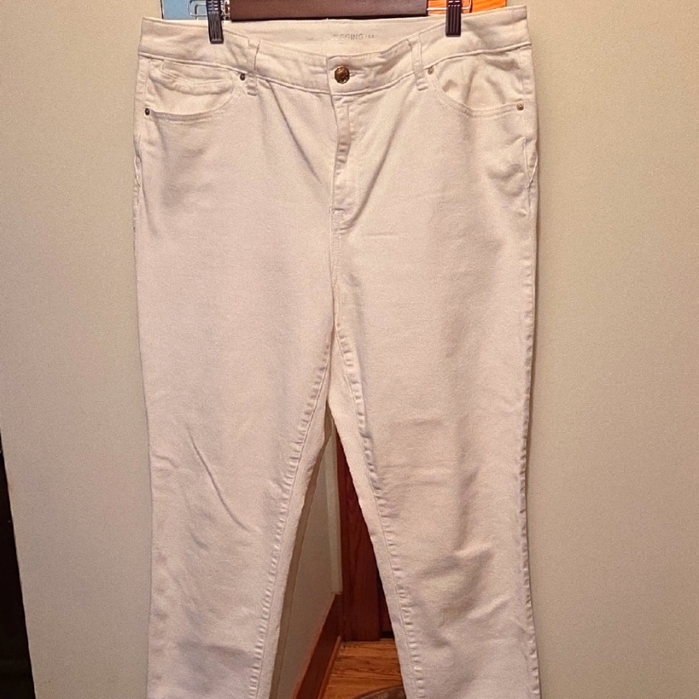 Chico's White Straight Leg Jeans Versatile Style, Size 2.5